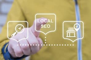 A virtuális érintőképernyőt használó személy látja a következő feliratot: HELYI SEO.