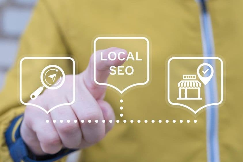 A virtuális érintőképernyőt használó személy látja a következő feliratot: HELYI SEO.