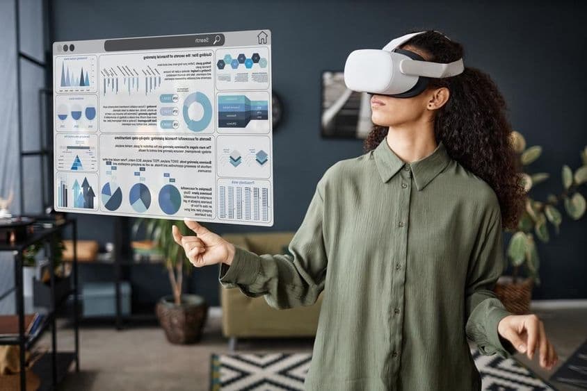 Egy nő áll a nappaliban VR-szemüveget használ pénzügyi oktatás céljából.