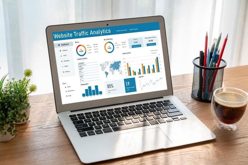 Számítógépes szoftver weboldal forgalom elemzési adatok.