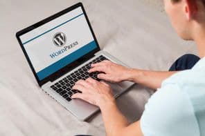 Wordpress márkaembléma a számítógép képernyőjén.