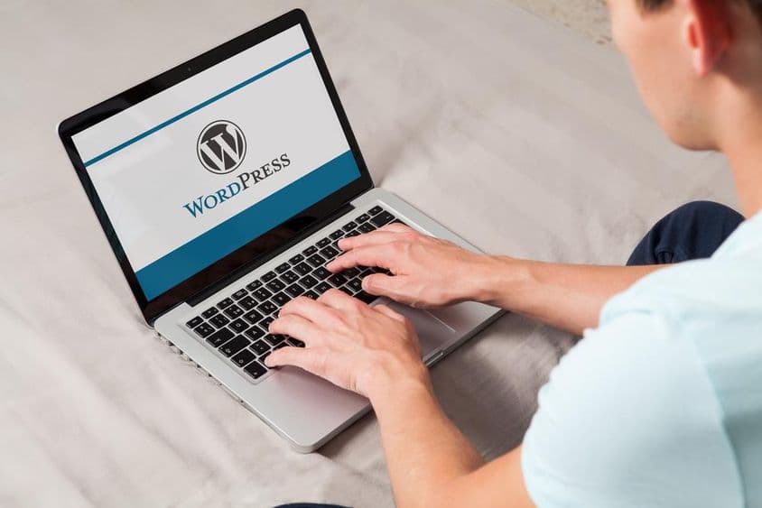 Wordpress márkaembléma a számítógép képernyőjén.