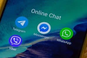 Android mobilalkalmazás ikonok modern okostelefon képernyőjén.
