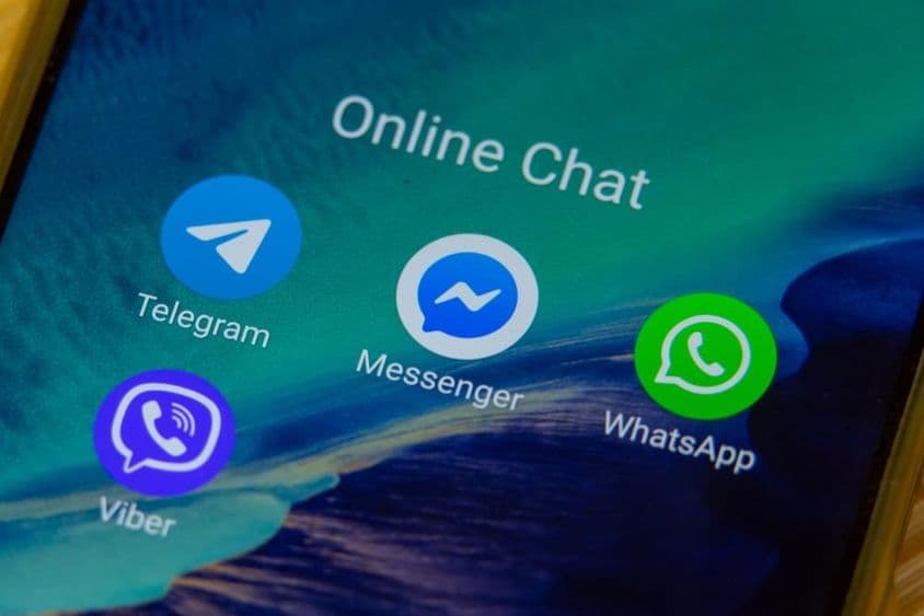 Android mobilalkalmazás ikonok modern okostelefon képernyőjén.