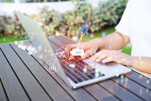SEO keresőoptimalizálás laptoppal.