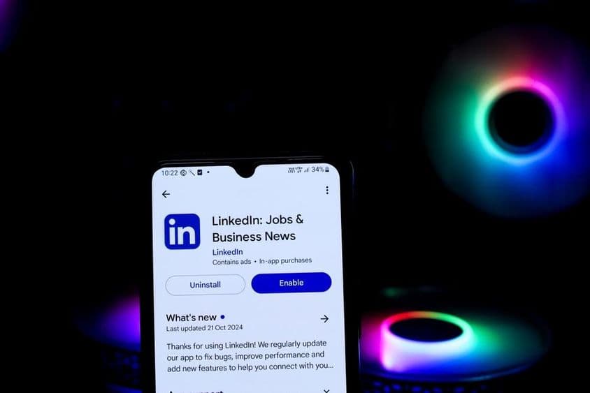 Okostelefon, amelyen a LinkedIn alkalmazás látható.