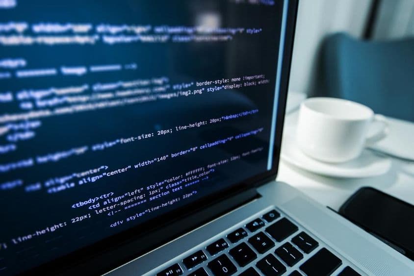 Weboldal HTML kód a laptop kijelzőn.