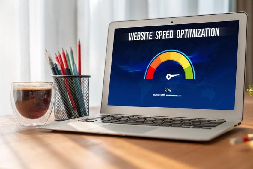 Számítógépes szoftver értékeli a weboldal betöltési sebességét.