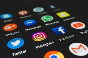 Közösségi média alkalmazásikonok okostelefon képernyőjén közelről.
