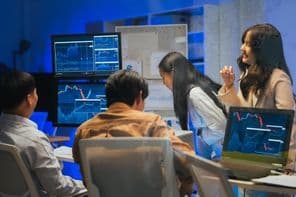 Professzionális számítógépes mérnök dolgozik egy új szoftver technológián.