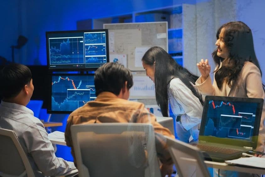 Professzionális számítógépes mérnök dolgozik egy új szoftver technológián.