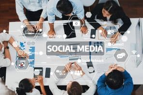 projektmenedzser kommunikál és együttműködik a csapattal .