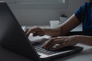 Közösségi média blogolás, új cikk létrehozása, SEO.