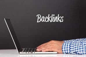 Emberek számítógépen dolgoznak, backlinkek.