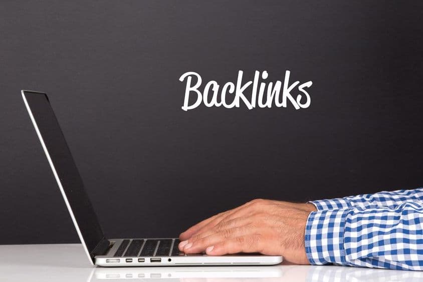 Emberek számítógépen dolgoznak, backlinkek.