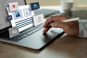 Landing page fejlesztés laptop képernyőjén.