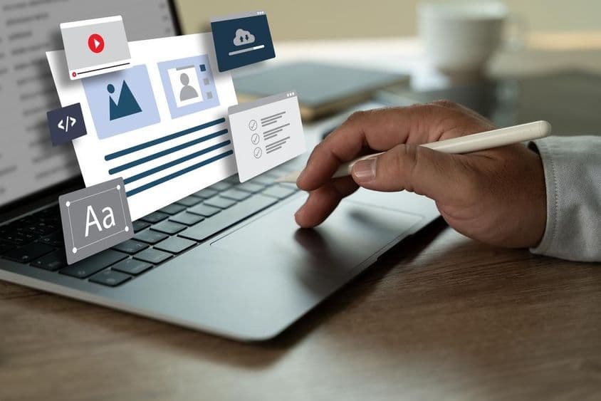 Landing page fejlesztés laptop képernyőjén.