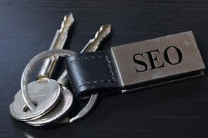 A „SEO” fogalmát kulcs és ezüst kulcstartó fordítja le.