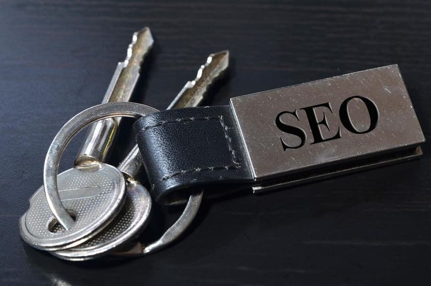 A „SEO” fogalmát kulcs és ezüst kulcstartó fordítja le.